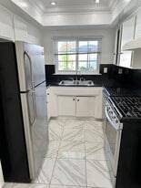 8576 Holloway Dr in West Hollywood, CA - Building Photo