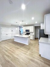 830 S Greenway Dr in Westlake, OH - Foto de edificio - Building Photo