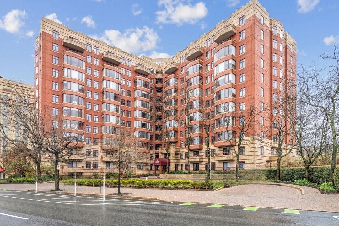 2400 Clarendon Blvd in Arlington, VA - Building Photo