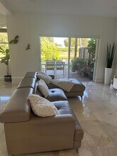 10923 NW 70th St in Doral, FL - Foto de edificio - Building Photo