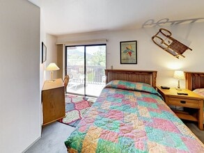 8014 Sunnyoak Cir in Cottonwood Heights, UT - Building Photo - Building Photo