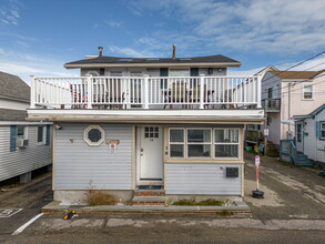 18 Perkins Ave in Hampton, NH - Building Photo - Building Photo