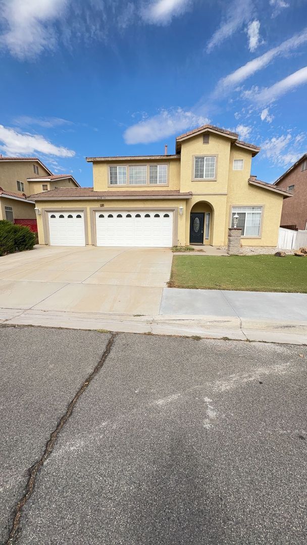 12592 Eaton Ln in Victorville, CA - Building Photo - Building Photo