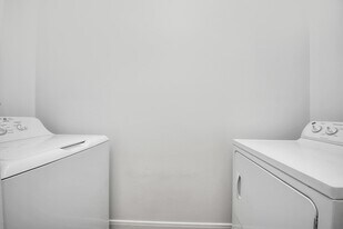 1324 S Johnson St in Alvin, TX - Building Photo