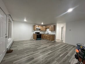 7726 Duben Ave in Anchorage, AK - Building Photo - Building Photo