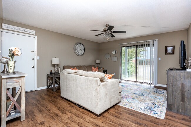 Fieldcrest in Dothan, AL - Building Photo - Interior Photo