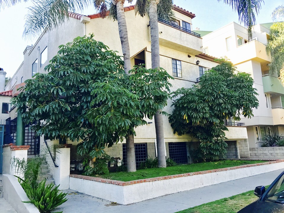 1607 S Bentley Ave in Los Angeles, CA - Building Photo