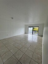 10431 N Kendall Dr in Miami, FL - Building Photo
