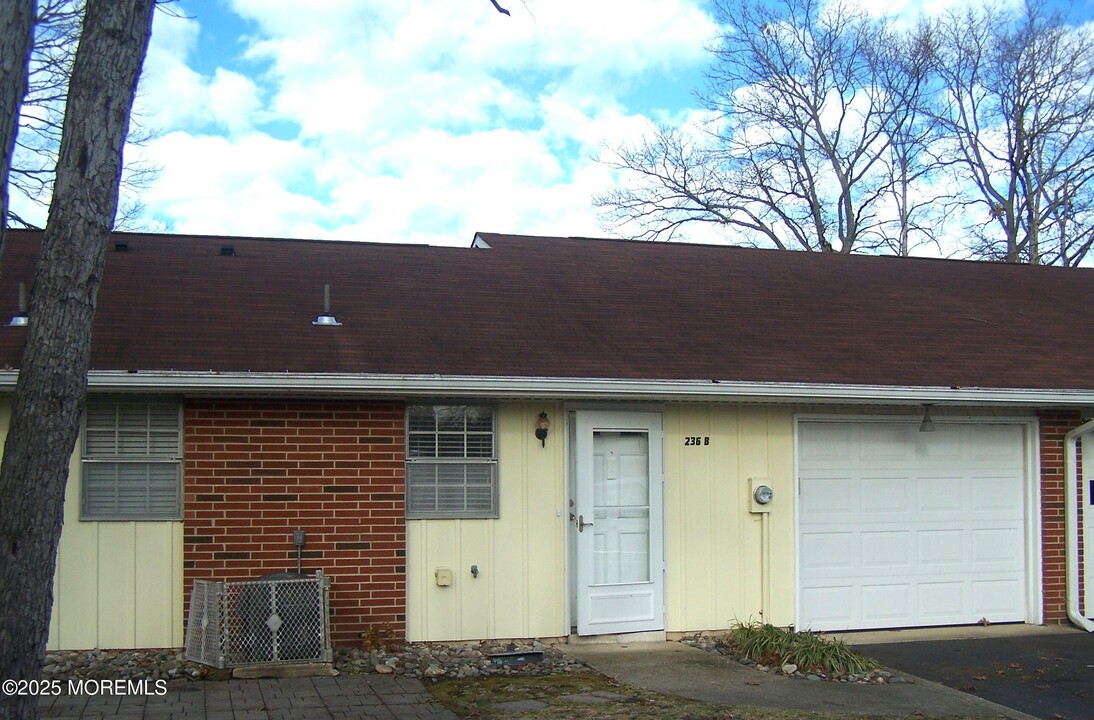 236B Buckingham Ct in Lakewood, NJ - Building Photo