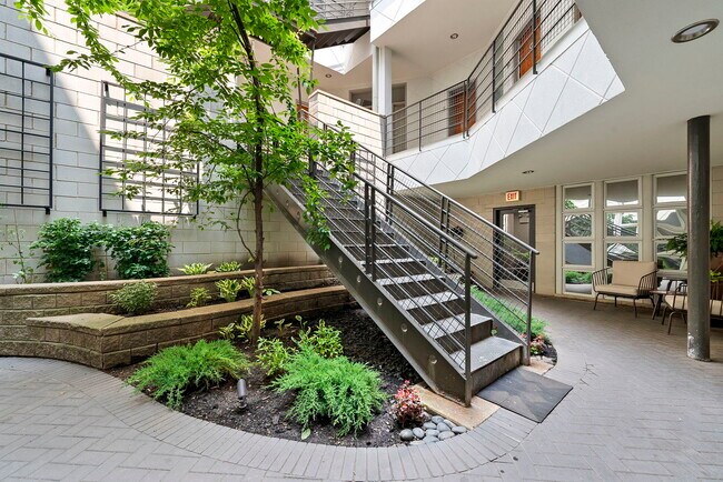 2300 W Armitage Ave in Chicago, IL - Building Photo - Building Photo