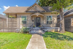 825 W Twelfth St in Dallas, TX - Building Photo