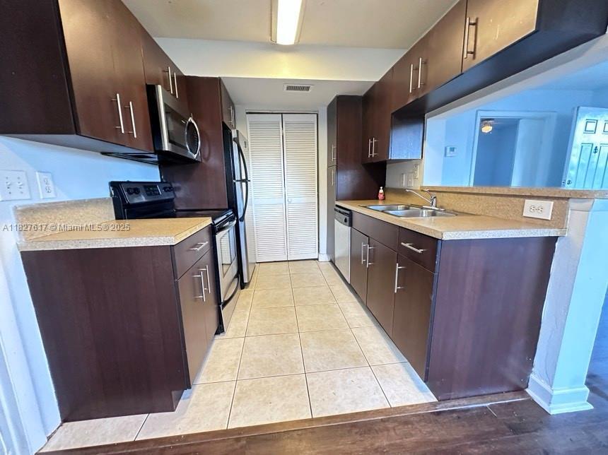 3930 NW 87th Ave in Sunrise, FL - Building Photo