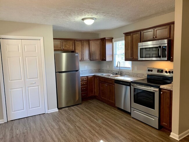 661 Azalea Dr in Spring Lake, NC - Building Photo - Building Photo