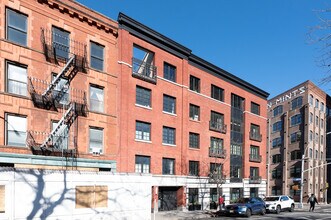 30 Henry St in Brooklyn, NY - Foto de edificio - Building Photo