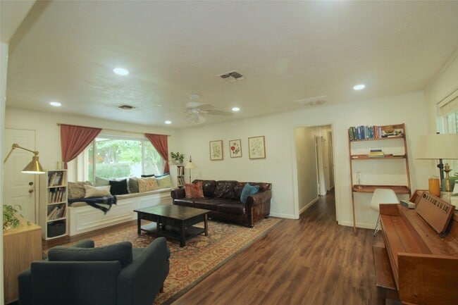 1803 Oaklawn St in Sugar Land, TX - Building Photo - Building Photo