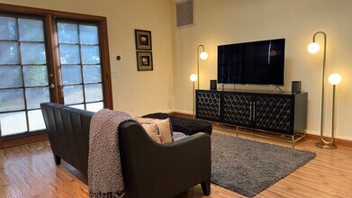 26065 Adamor Rd in Calabasas, CA - Foto de edificio - Building Photo