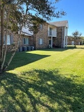 Stuart Apartments in Baytown, TX - Foto de edificio - Building Photo