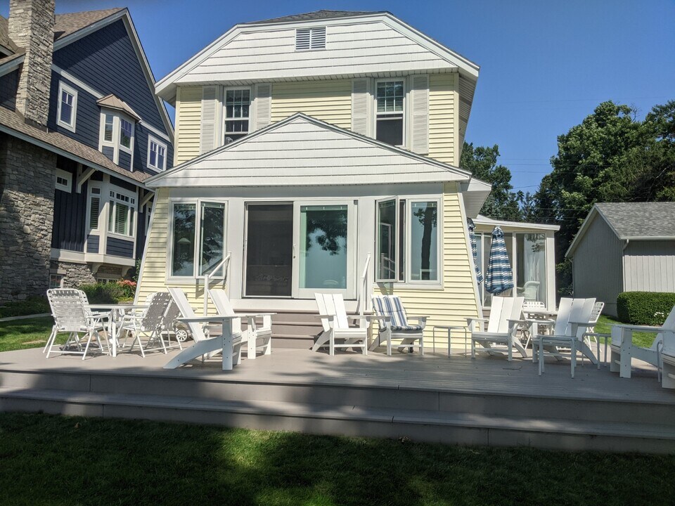 2421 Lakefront Dr in Holland, MI - Building Photo