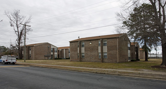 Cross Creek Apartments in Portsmouth, VA - Foto de edificio - Building Photo