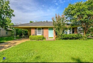 2404 Belle Grove Dr in Bossier City, LA - Building Photo