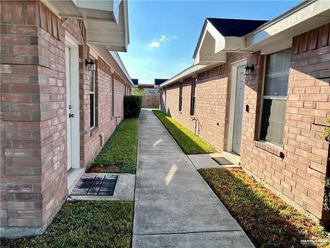 2301 N Erica St, Unit 2 in Pharr, TX - Building Photo - Building Photo