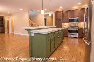 2555 NW Crossing Dr in Bend, OR - Building Photo - Building Photo