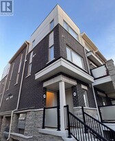 220 Lagerfeld Dr in Brampton, ON - Building Photo