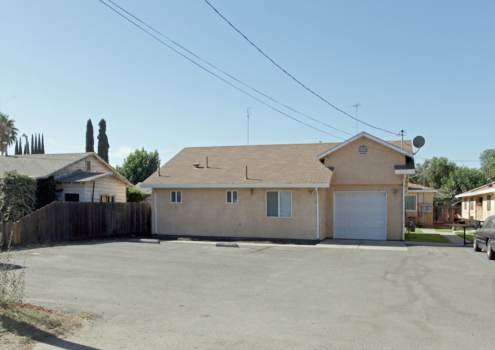 702 Erickson Ave in Modesto, CA - Foto de edificio