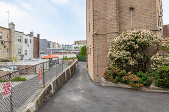 6236 59th Dr in Maspeth, NY - Building Photo - Building Photo