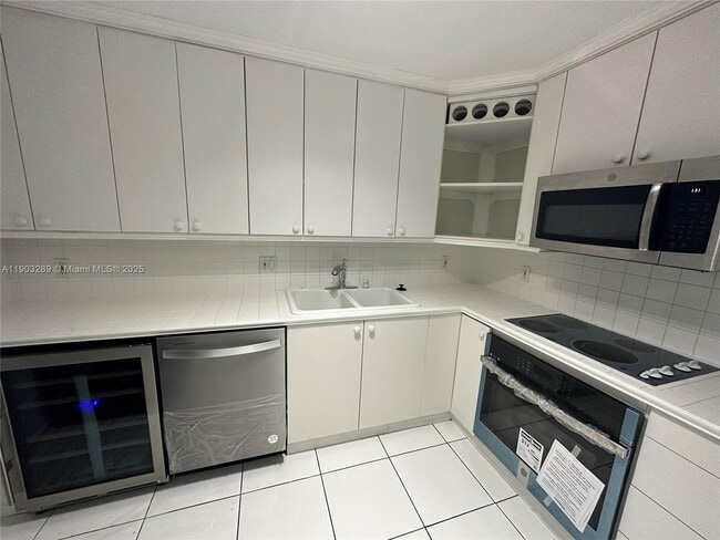 200 SE 15th Rd in Miami, FL - Building Photo - Building Photo