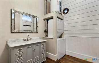 202 N LBJ Dr in San Marcos, TX - Foto de edificio - Building Photo