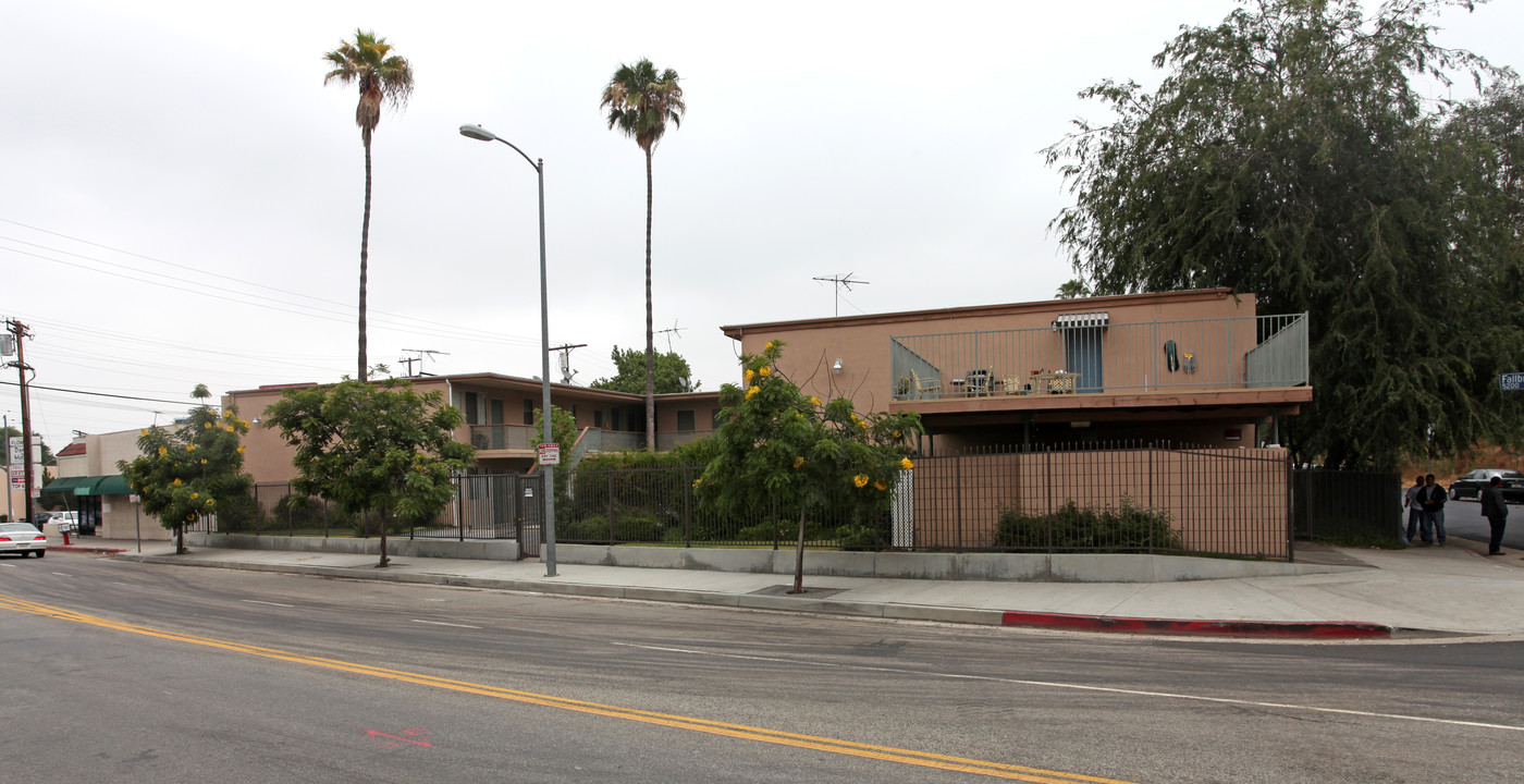 5204 Fallbrook Ave in Woodland Hills, CA - Building Photo