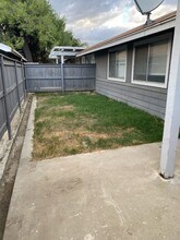 1034 Kaweah St in Hanford, CA - Foto de edificio - Building Photo