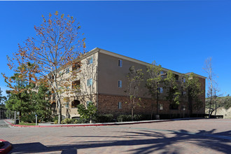 Rancho Mission Trails in San Diego, CA - Foto de edificio - Building Photo