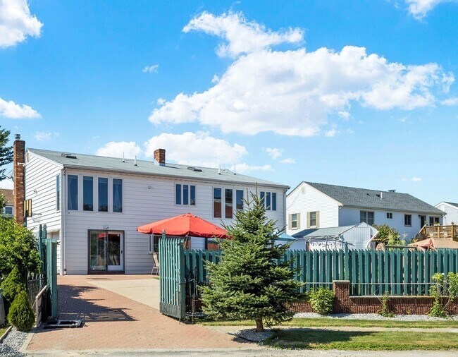 19 Swan Ave in Boston, MA - Foto de edificio - Building Photo