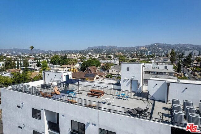 1111 N Kenmore Ave in Los Angeles, CA - Building Photo - Building Photo