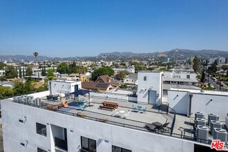 1111 N Kenmore Ave in Los Angeles, CA - Building Photo - Building Photo