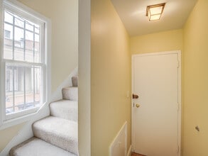 116 12th St NE, Unit 5 in Washington, DC - Foto de edificio - Building Photo