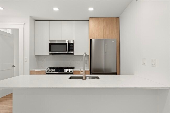 26 Bradlee Rd, Unit 103 in Medford, MA - Building Photo - Building Photo