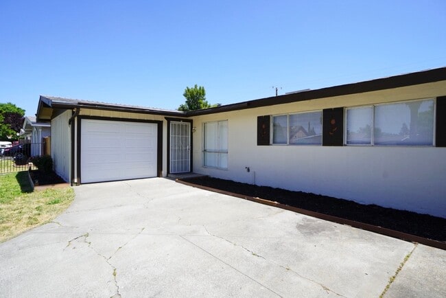3812 Floral Dr in North Highlands, CA - Building Photo - Building Photo
