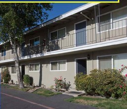 Oak Ridge Apartments in Sacramento, CA - Foto de edificio - Building Photo