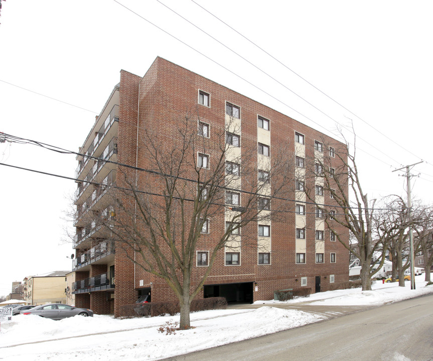 Cora Court in Des Plaines, IL - Foto de edificio