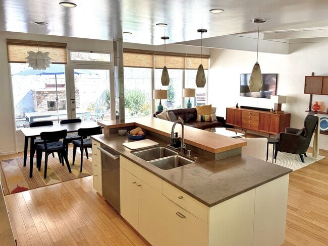 1828 Courtney Ave in Los Angeles, CA - Building Photo - Building Photo