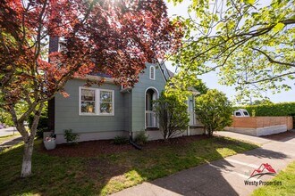 3637 NE Alameda St in Portland, OR - Building Photo - Building Photo