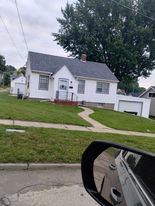 2116 S Clinton St in Sioux City, IA - Building Photo