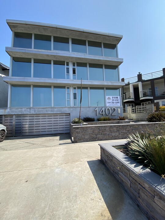 La Reina Apartments in Redondo Beach, CA - Building Photo