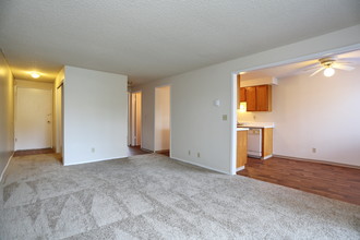 Bluffs at Evergreen in Everett, WA - Building Photo - Interior Photo