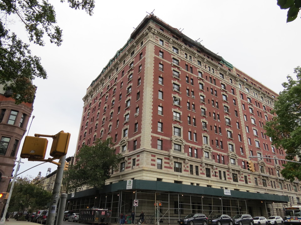 Rossleigh Court Apartments in New York, NY - Building Photo