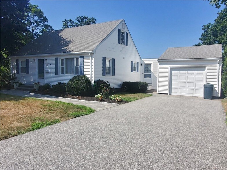 139 Coggeshall Ave in Newport, RI - Building Photo