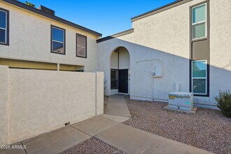1051 S Dobson Rd in Mesa, AZ - Building Photo - Building Photo